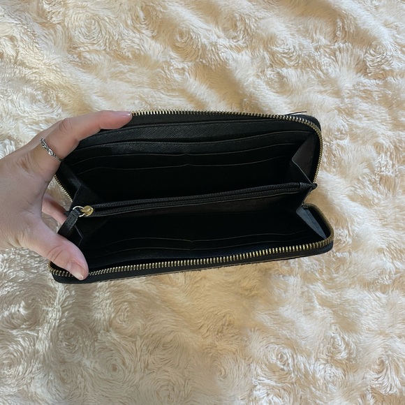 Michael Kors Fur Wallet - Picture 3 of 5